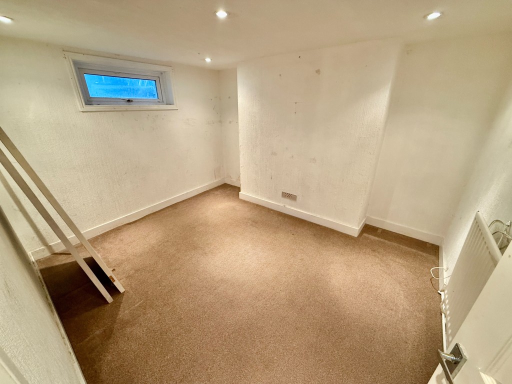 Lot: 34 - FOUR-BEDROOM HOUSE FOR IMPROVEMENT - Lower ground floor bedroom three